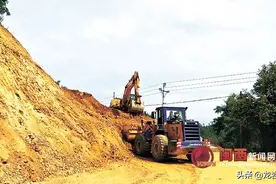 新罗区白沙镇：道路拓宽工程紧张作业中图片
