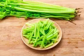 包芹菜饺子，避免2个易犯的错，学会诀窍，芹菜饺子香味浓无汤水图片