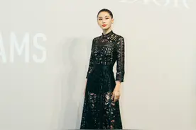 王子文真拼，踩高跟鞋脚背弓成90度，配黑色“剪纸裙”太撩人了图片