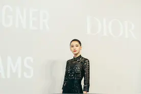 王子文真拼，踩高跟鞋脚背弓成90度，配黑色“剪纸裙”太撩人了图片