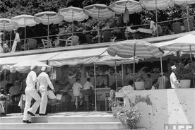 1948年香港，李济深坐在家里，夜总会表演汽车压人图片