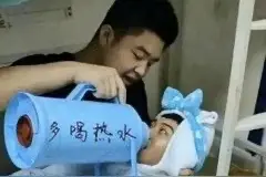 每天一波日常沙雕表情包：等会，等他说完再扎他图片