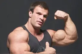 俄罗斯腕力冠军丹尼斯，臂围接近60CM，2根手指就能捏碎核桃图片