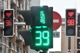 七夕长沙太浪漫啦！街头惊现心形红绿灯！连交通信号灯都表白了图片