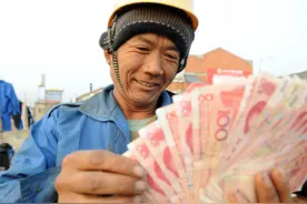 月薪过万的农民工，为何看起来还是没钱？工地工资可不是这样算的图片