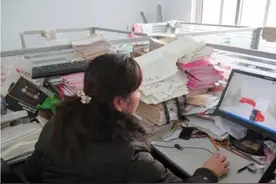 教师办公桌对比图，数学老师试卷堆成山，看到体育老师忍不住笑了图片