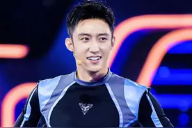 黄景瑜录制节目，穿紧身衣秀模特身材，却被“光脚”野人造型抢镜图片