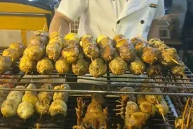 大叔路边卖“稀罕”烧烤，10元一串，路人看不上，看清是它全包了图片
