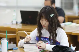 武汉多所民办高校“涨价”，学生陷入两难选择，继续读还是选退学图片