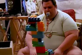 35岁“巨婴”走红，吃饭靠喂睡觉得哄，智力正常却仍穿纸尿裤图片