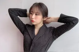 李彩演清爽甜心，当穿上灰色条纹西装又增添一点成熟味道图片