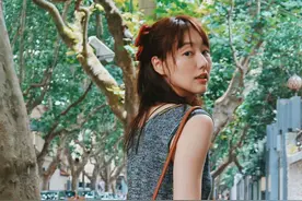 王冠的高级穿搭来袭，穿灰色针织连衣裙配平底鞋，处处透露着高级图片