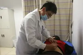 福州一中年女子诊所治腰痛后，腰间莫名鼓起巴掌大包，肌肉出现细菌溶解，竟是针灸所致图片