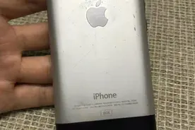 尘封十年的初代iPhone，根本无法开机，电池还有救吗？图片