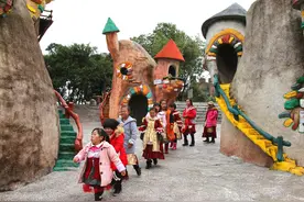 昆明有个“小人国”，人人住在童话蘑菇房，民风淳朴却饱受争议图片