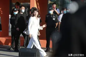 影视一姐刘涛周末淘金空降沈阳，一身白衣白裤甜美亮相图片