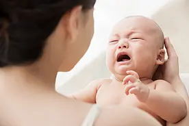 宝宝哭不停，任妈妈怎么哄都不管用，可能是被这些原因给闹的图片