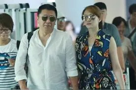 李小冉中年发福，穿大妈印花裙携夫走机场，圆润身材和姐夫真般配图片