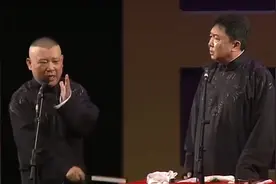 看完郭德纲和裘英俊不同版本《偷斧子》，发现有些人不懂相声图片