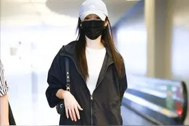 刘浩存走机场真高调，穿休闲外套玩“下衣失踪”，美腿白到发光图片