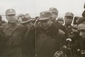 这一战，8名机枪手全部牺牲，副班长一人轮流使用9挺机枪射击图片