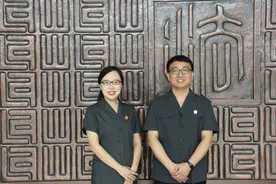 亲爱的 热爱的|法院夫妻档：邂逅于法徽的爱情图片