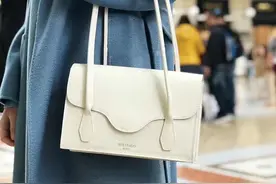 所有女生：请把包带缩短图片