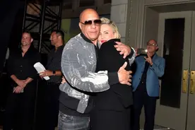 磕到了！女神凯特贝金赛尔把手放在塞皇肚子上，还说自己是准爸爸图片