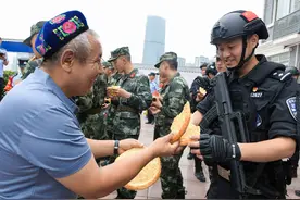 维吾尔大叔1500份烤馕赠送一线铁警，只为报答党的恩情图片