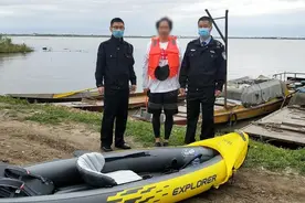 惊险！皮划艇“发烧友”驾艇失控 幸得民警及时解救图片