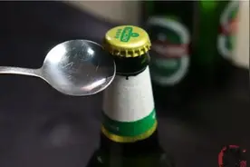 原来啤酒瓶盖上有个小机关，不用开瓶器，女孩子也能一秒打开图片