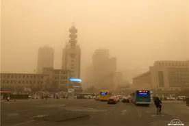 沙尘袭来 兰州天空仿佛蒙上了一层黄色滤镜图片