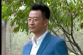 44岁黄海波看望高圆圆，手里拎了一袋子东西，这种友谊好令人羡慕图片