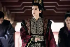 《庆余年》的女帝，私服韵味十足，李美彤抹胸包臀裙好妩媚图片