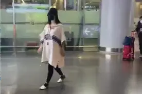 谢娜二胎后首露面！身材臃肿打扮依旧孕味，急复工将与赵丽颖合体图片