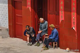 很多城市老人想搬回农村度过晚年，为啥有人能回去，有人回不去？图片
