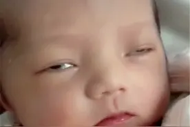 老人说孩子睡觉半睁眼是聪明，也有说是邪气入侵。育儿要讲科学图片