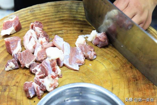 厨师长教你番茄炖牛腩家常做法，肉软烂入味，汤汁泡米饭太香了