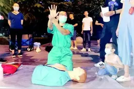 山东一医生每天下班后摆地摊“救命”，网友：当之无愧的最牛地摊图片