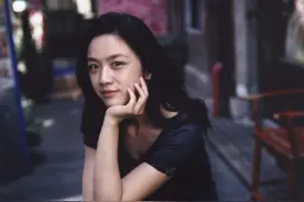 汤唯真是太大胆了，穿朴素灰色短袖还素颜，一看就是四十岁图片