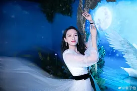 章子怡颜值回春！穿深V波点裙又仙又美，自曝曾收汪峰送无价之宝图片