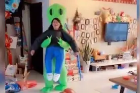 妈妈被“外星人”绑架，孩子秒怂：带走妈妈可以，但别带走我！图片