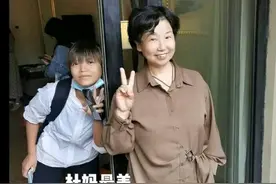 庭审后杜妈微笑着和别人合影，有人说善良的人最帅最美图片