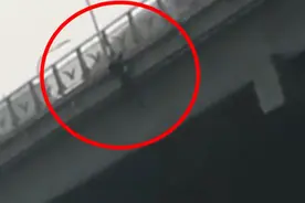 瞎起哄！女子意图跳桥轻生，围观男子拍视频起哄：“你倒是跳啊”图片