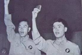 蒋介石亲自授衔的飞行员携学员，驾机回归大陆，后来结局如何？图片