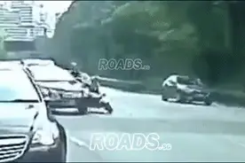 新加坡车祸，摩托车手被撞飞后，遭货车碾过！图片