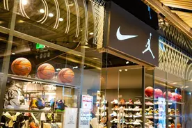 得物背后鉴定潜规则：“真鞋四件套”不保真，有人花20万买鉴定师图片