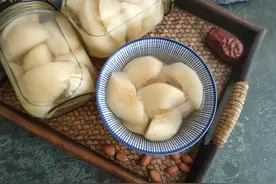 趁着桃子新鲜又便宜，一次囤上几十斤冬天吃，老一辈的做法真不错图片