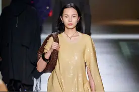雎晓雯今年太受宠！果然好身材什么衣服都能驾驭，皮衣外套太飒了图片