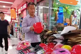 安阳头盔市场降温，市民购买擦亮眼睛多挑选图片